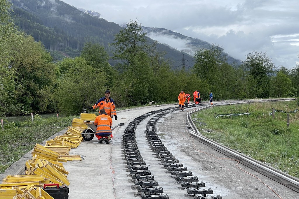 Derzeit wird mit Hochdruck an den Gleisabschnitten mit den festen Fahrbahnen, wie hier in Niedernsill, gearbeitet. Die Pinzgaubahn soll ab Mitte Juni wieder bis Mittersill fahren.